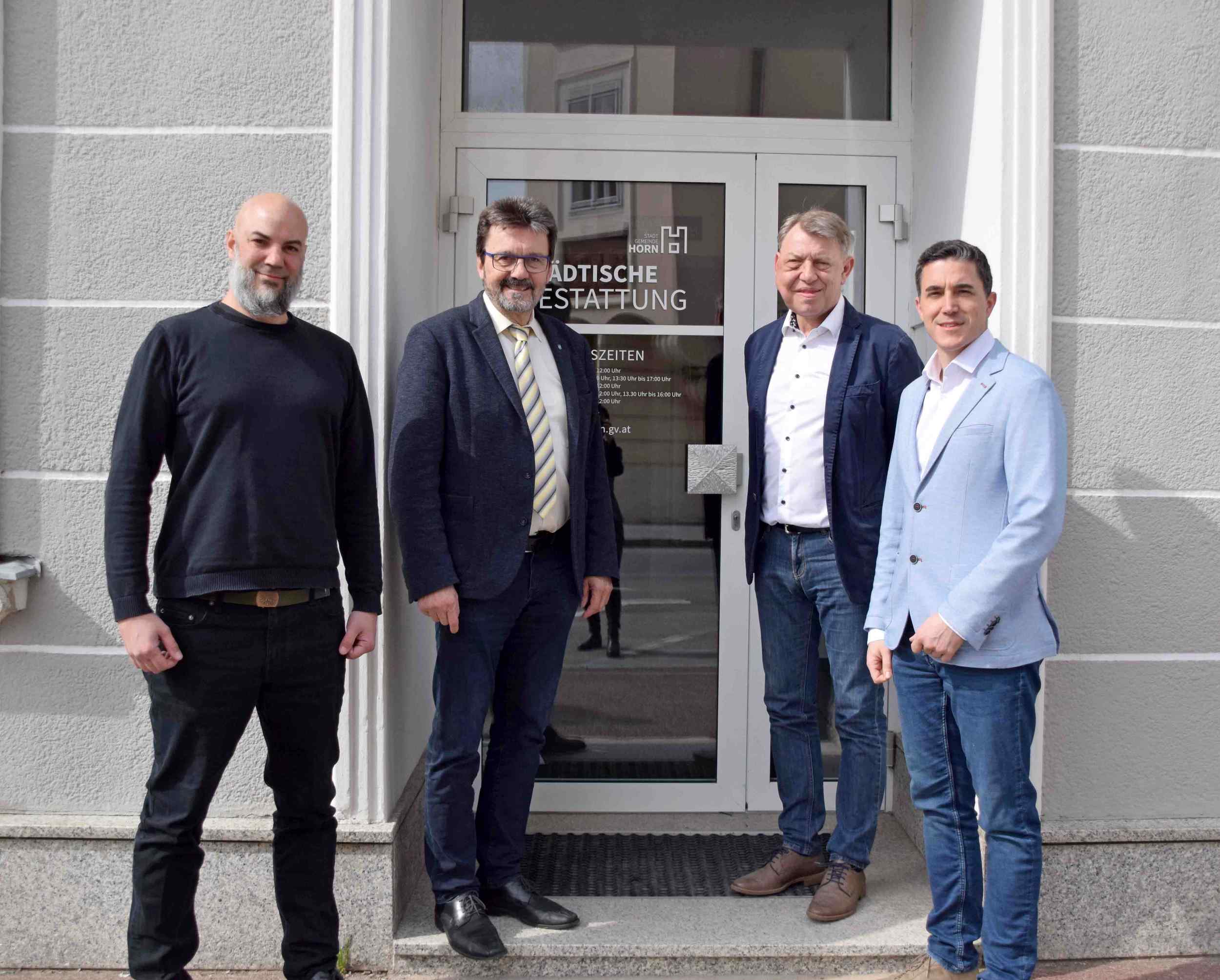 Die neuen Räumlichkeiten der Städtischen Bestattung besichteten Michael Semler, Bgm. Gerhard Lentschig, Geschäftsführer Rainer Kalab und Stadtamtsdirektor Matthias Pithan. Foto: Gabriele Hohenegger  